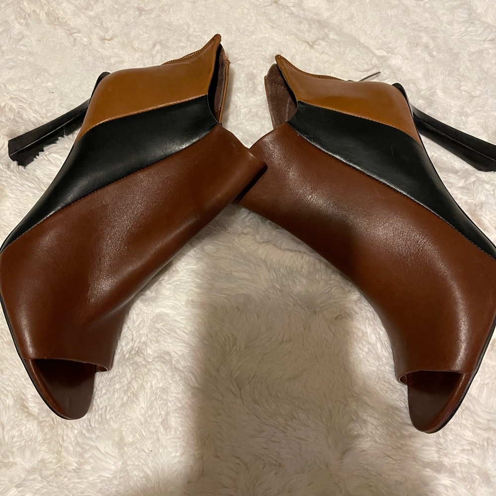 Vince Camuto size 8. Great condition. Only worn once. Very comfortable.